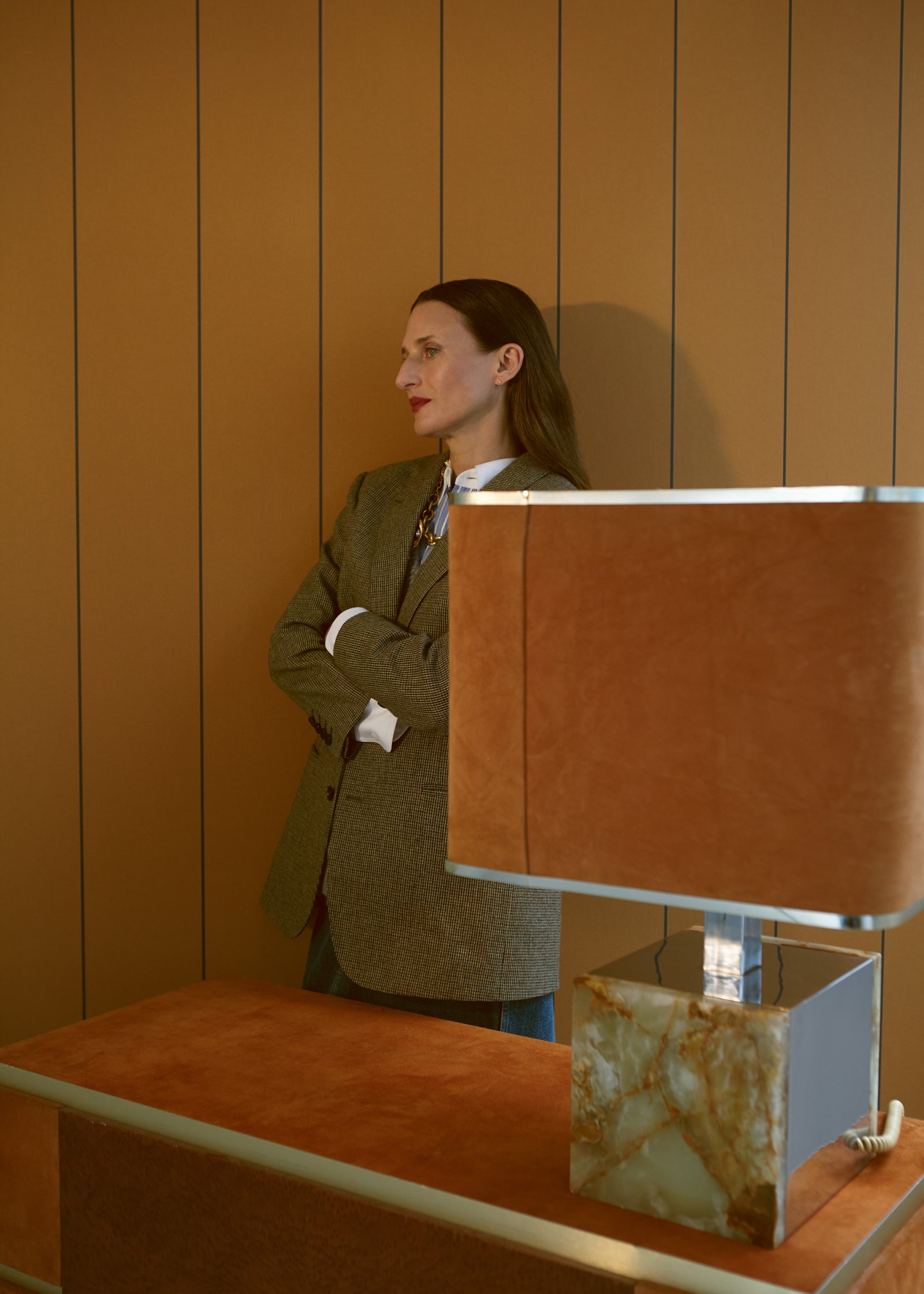 Camille Cottin pose devant notre papier peint chez Objets d'Affection !