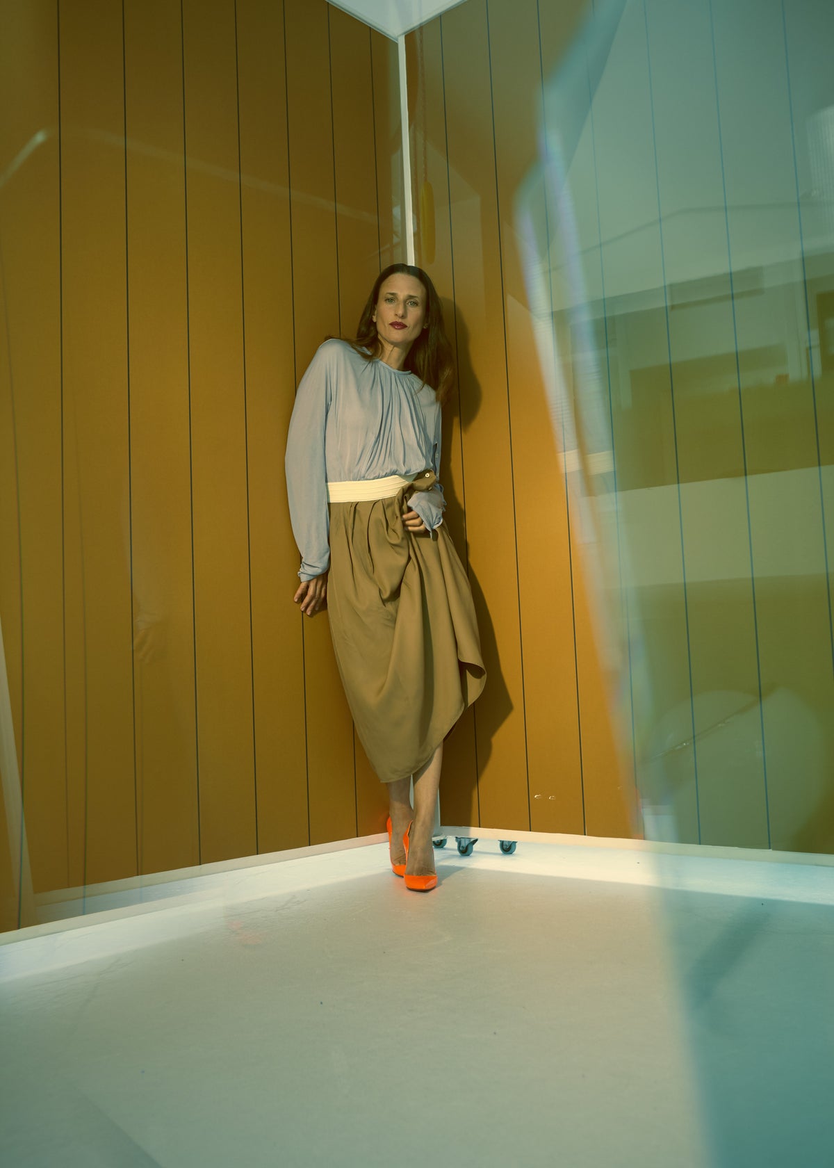 Couverture et série  pour Schön! Magazine avec Camille Cottin chez Objets d&#39;Affection par le photographe Mehdi Sef.  Style Coline Peyrot, maquillage Christinalutz et Wise &amp; Talented,  coiffure Perrine Rougemont, production Obvious et interview Patrick Clark.